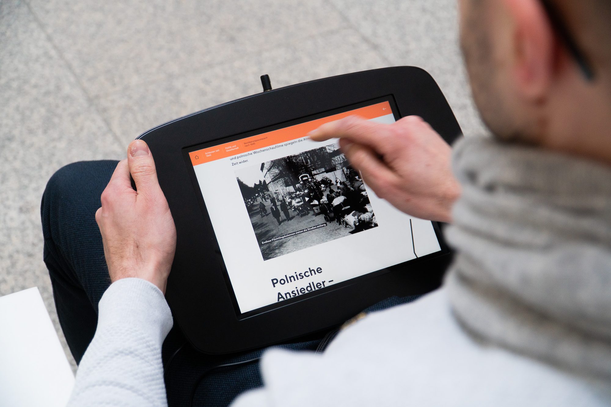 App-Interaktion auf dem iPad mit historischem Foto „Polnische Ansiedler“