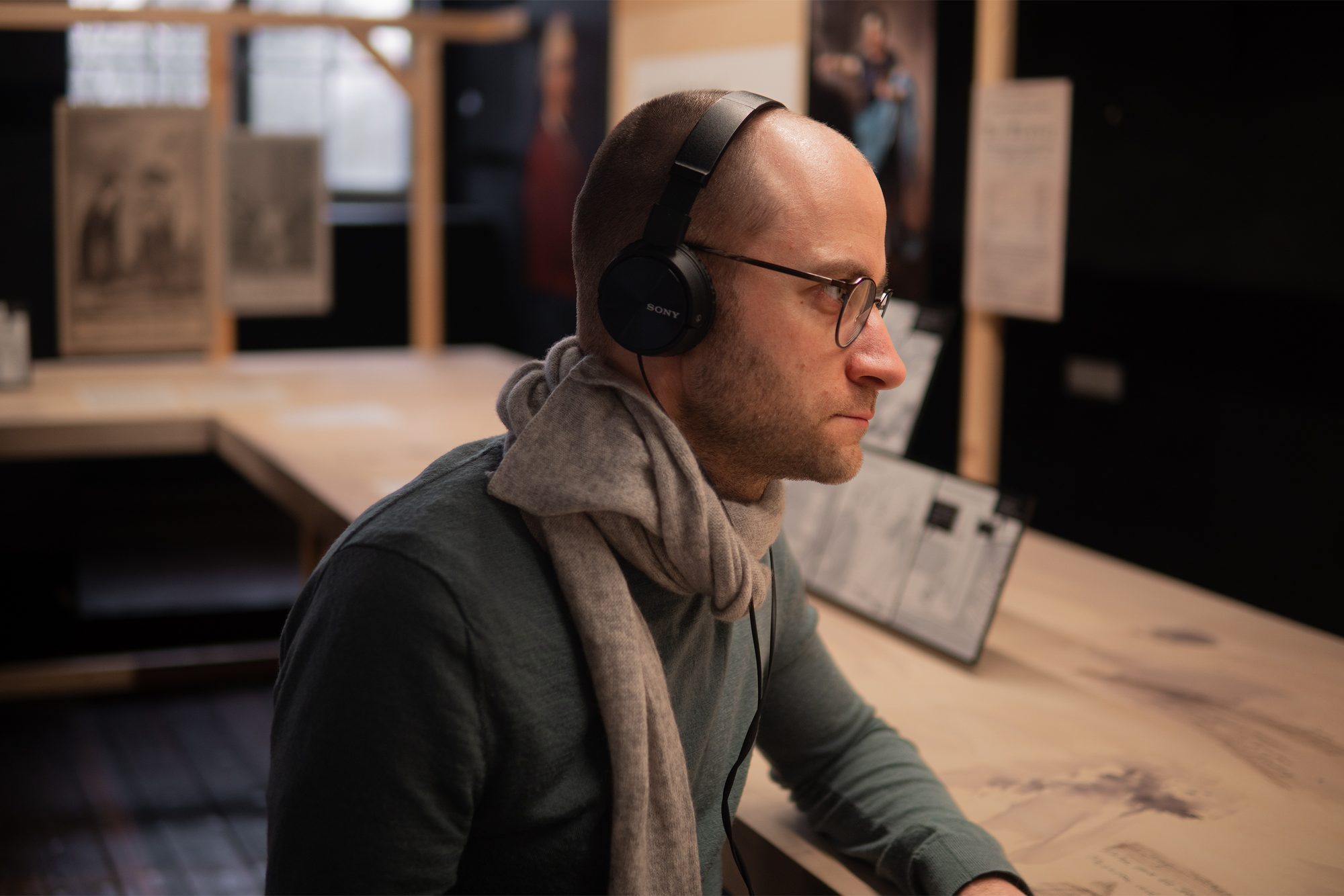 Besucher an der Hörstation der Ausstellung