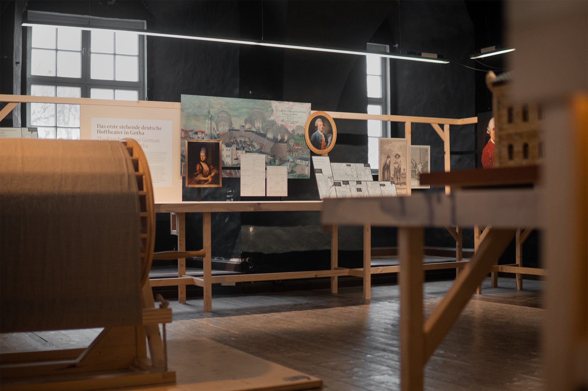 Vitrine mit historischen Dokumenten und Porträts