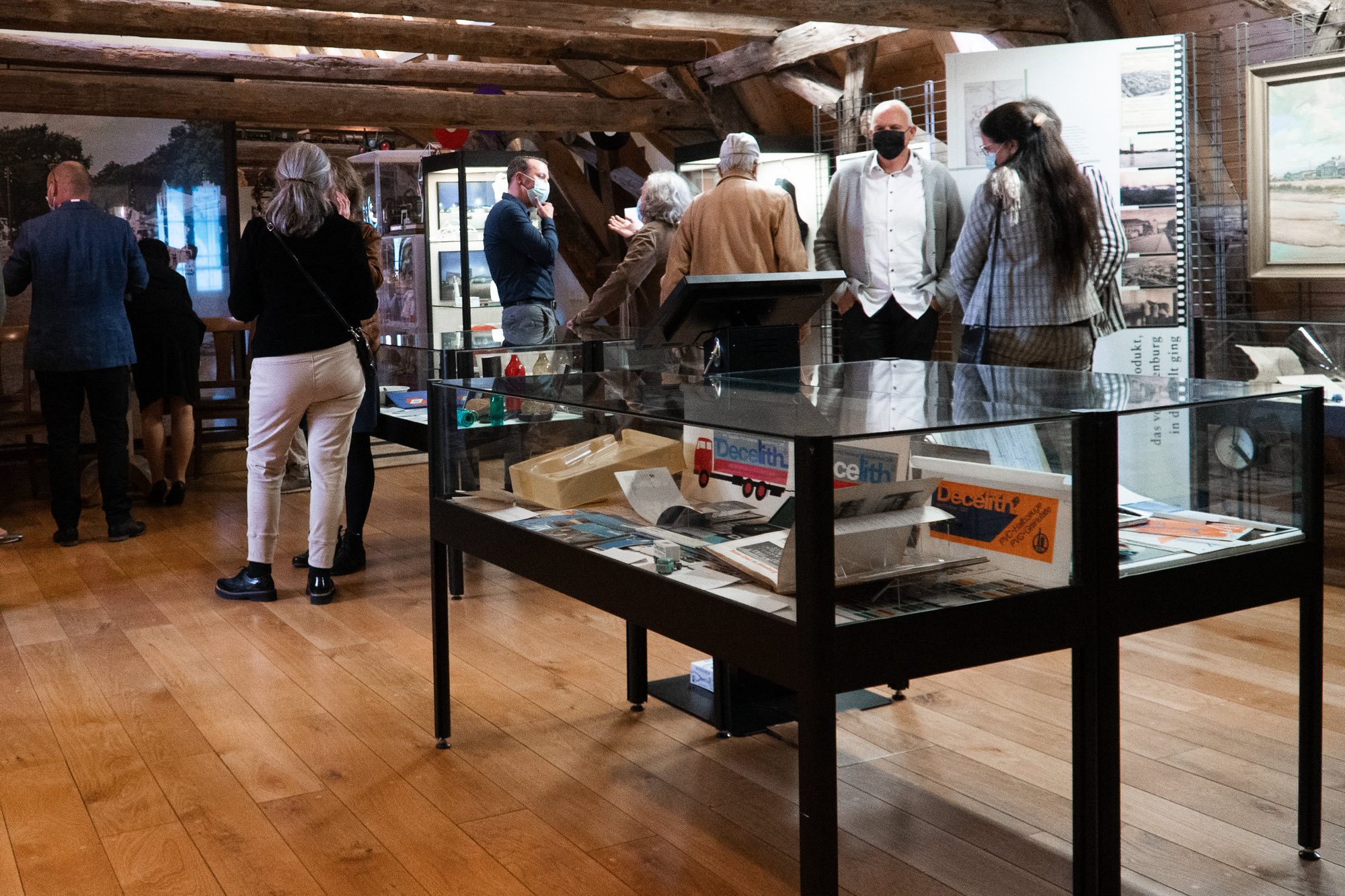 Besucher:innen an den Vitrinen der Sonderausstellung „Decelith aus Eilenburg“, Stadtmuseum Eilenburg